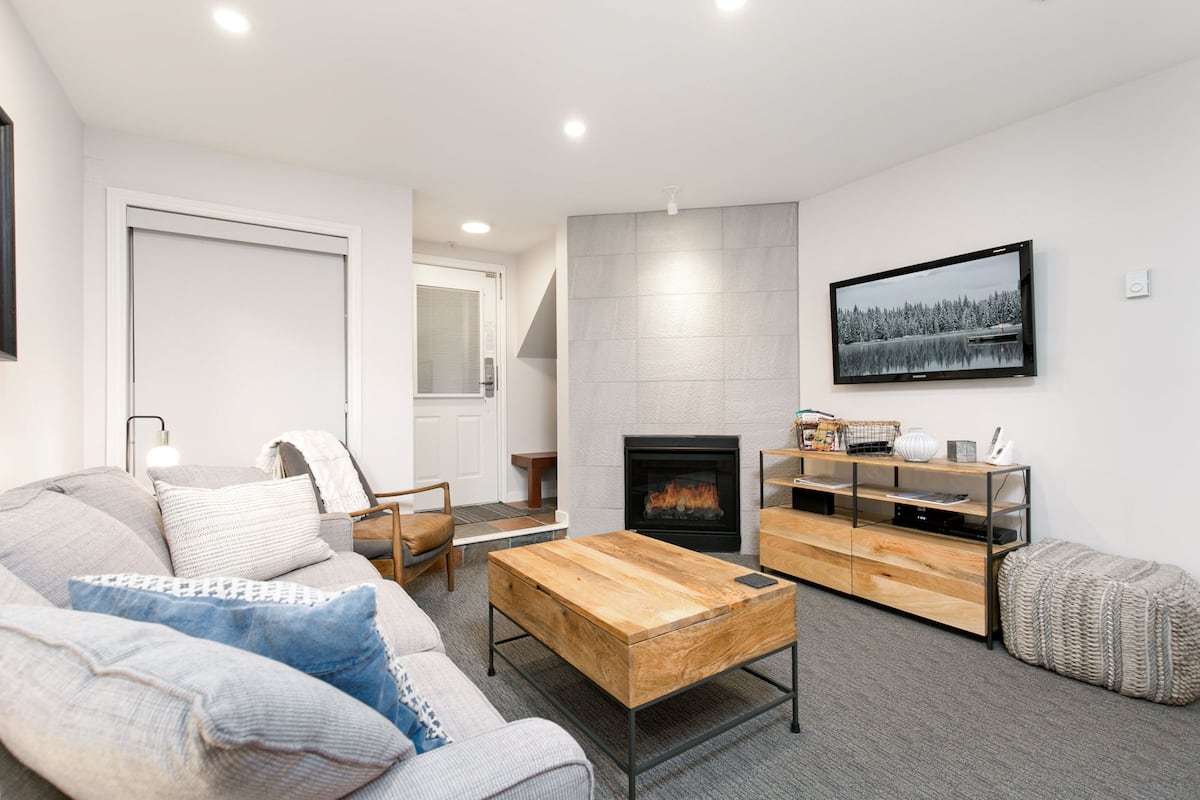 Townhome, 2 Bedrooms, Hot Tub (GR46) | Living area | 40-inch flat-screen TV with digital channels, TV, fireplace