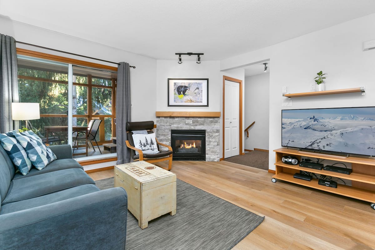 Townhome, 2 Bedrooms, Hot Tub (GR71) | Living area | 40-inch flat-screen TV with digital channels, TV, fireplace