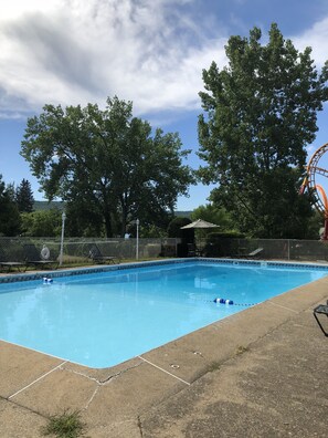 Seasonal outdoor pool, pool umbrellas, sun loungers - Wakita Motel (Queensbury)