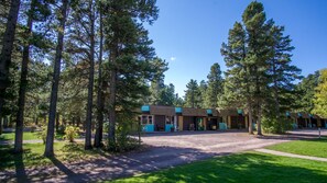 Property grounds - Mountain Pine Motel (East Glacier Park)