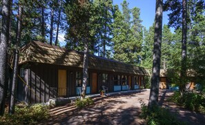 Property grounds - Mountain Pine Motel (East Glacier Park)