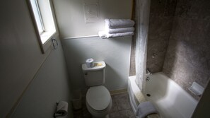 Habitación clásica, 2 camas de matrimonio, no fumadores, vistas al patio | Baño | Toallas
