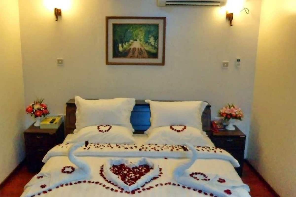 Standard Room | Minibar, desk, blackout drapes, iron/ironing board