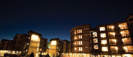 Fassade der Unterkunft – Abend/Nacht