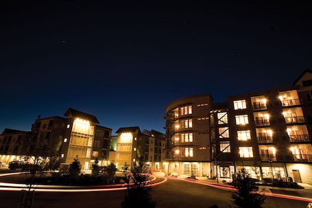 Front of property - evening/night. Silver Mountain Lodging