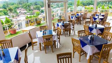 Menyajikan hidangan lokal dan internasional