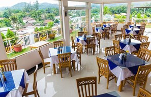 Frokost, lunsj og middag serveres, lokale og internasjonale retter 