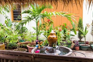 Frokost, lunsj og middag serveres, lokale og internasjonale retter 