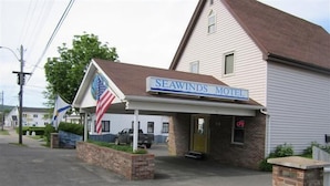 Property entrance - Seawinds Motel (Digby)