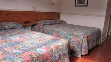 Habitación estándar, 2 camas matrimoniales | Tabla de planchar con plancha, cunas, camas extra y wifi gratis