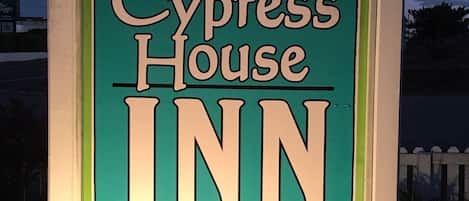A sign for Cypress House Inn with the number 500.