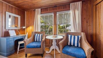 Habitación doble, 2 camas Queen size | Espacio para trabajar con laptop y tabla de planchar con plancha