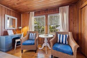 Habitación doble, 2 camas de matrimonio | Espacio para trabajar con un portátil y tabla de planchar con plancha