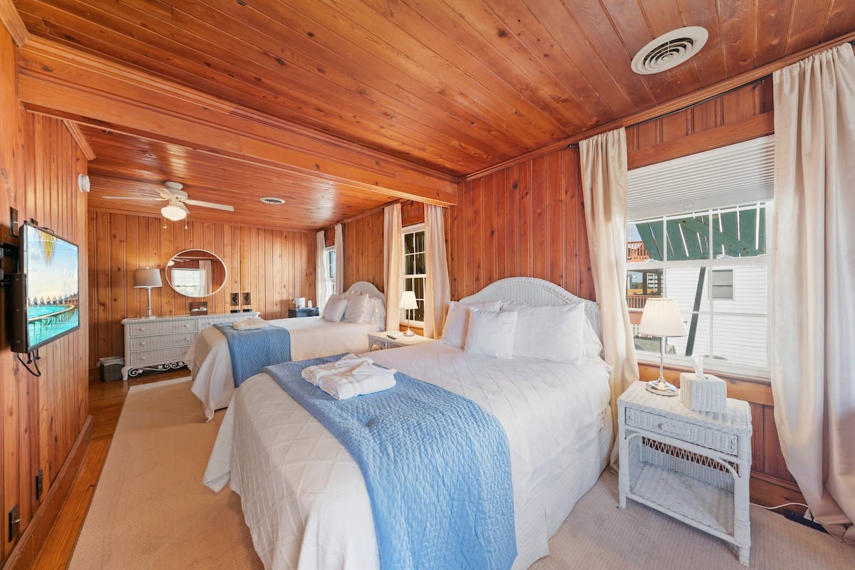 Double Room, 2 Queen Beds | 1 bedroom, laptop workspace, iron/ironing board, free WiFi