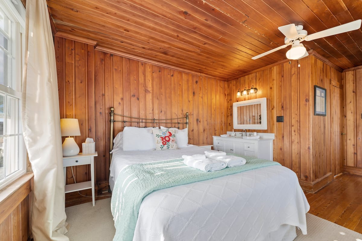 Room, 1 Queen Bed (The Pamlico) | 1 bedroom, laptop workspace, iron/ironing board, free WiFi