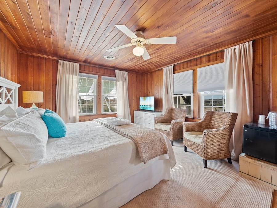 Chambre, 1 très grand lit | Espace de travail pour ordinateur portable, fer et planche à repasser