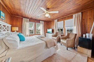 Habitación, 1 cama de matrimonio grande | Espacio para trabajar con un portátil y tabla de planchar con plancha