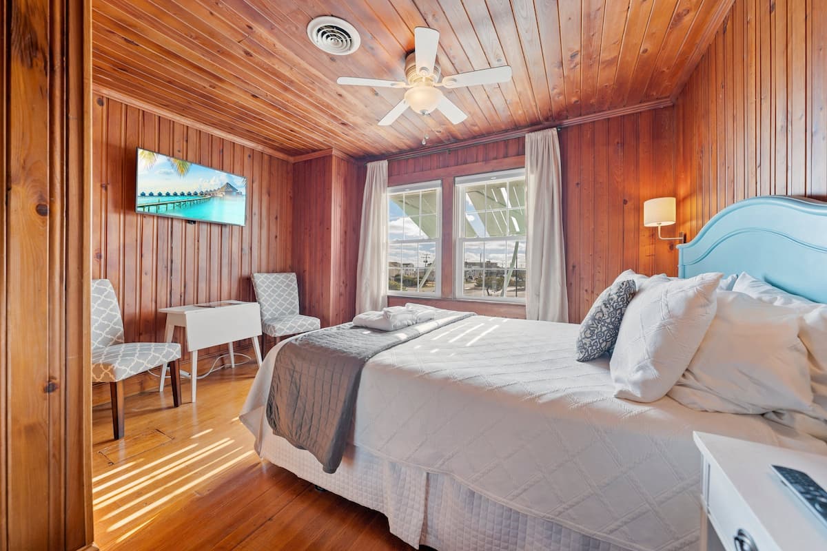 Room, 1 Queen Bed (The Roanoke) | 1 bedroom, laptop workspace, iron/ironing board, free WiFi