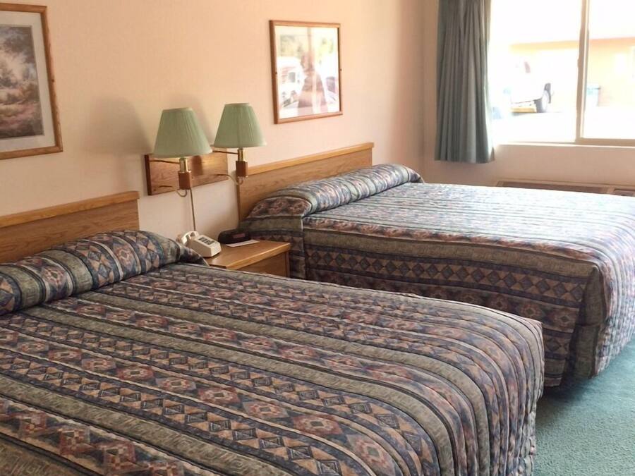 Standaard kamer, 2 queensize bedden, niet-roken, uitzicht op bergen | Verduisterende gordijnen, een strijkplank/strijkijzer, gratis babybedden