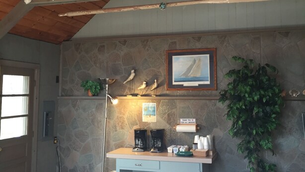 Game room - Midway Motel and Cottages (Eastham)