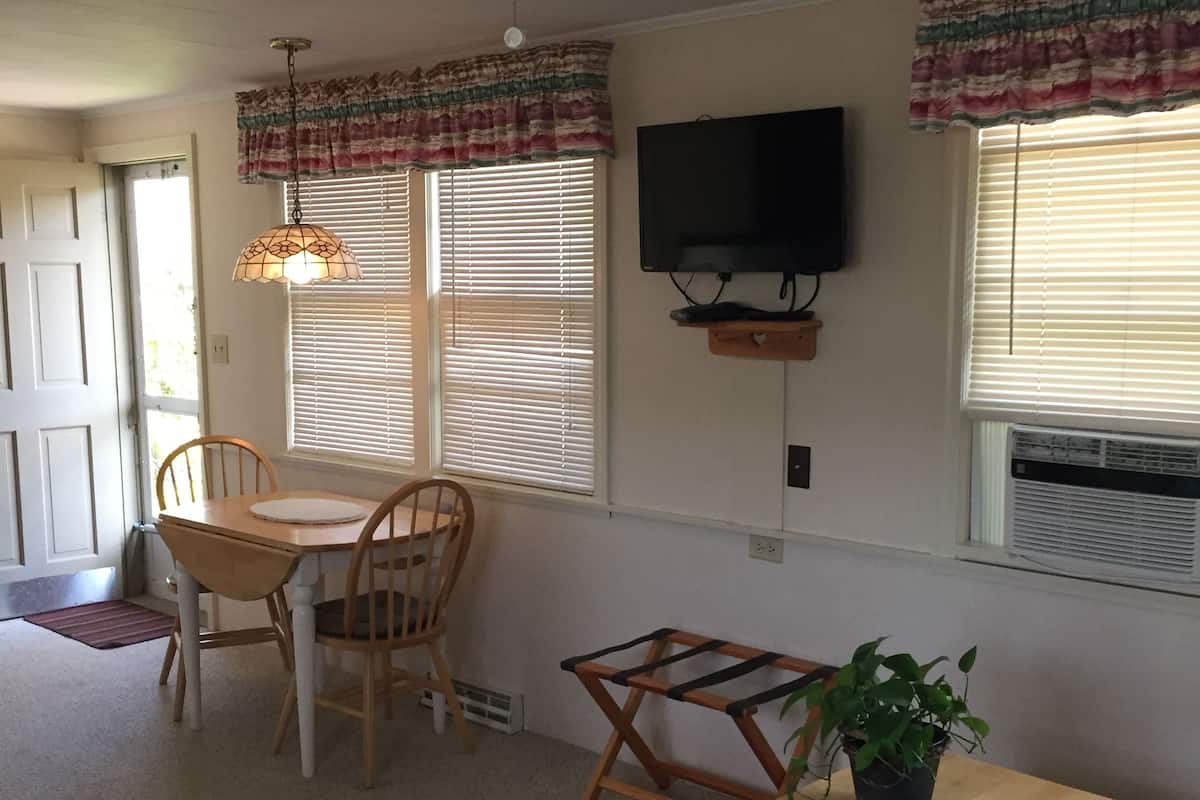 Chambre Standard, 1 grand lit, cuisine | Lit de bébé (gratuit), lit d’appoint (gratuit), accès au Wi-Fi (inclus)