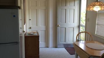 Efficiency Room, 1 Queen Bed, Full Kitchen | Cribs (free), rollaway beds (free), WiFi (free), bed sheets