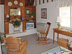 Casa de campo, 3 habitaciones | Área de sala de estar | Televisión de 32 pulgadas con canales por cable