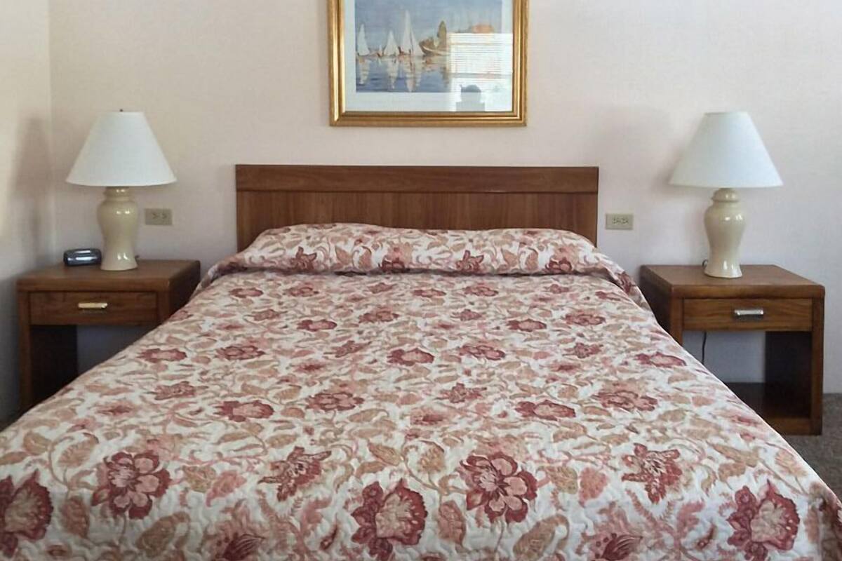Chambre, 1 grand lit | Lit de bébé (gratuit), lit d’appoint (gratuit), accès au Wi-Fi (inclus)