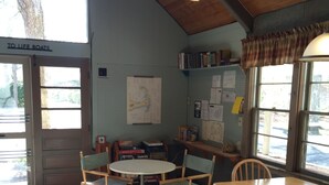 Game room - Midway Motel and Cottages (Eastham)