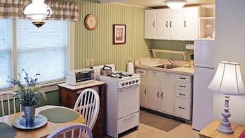 Cottage, 1 Bedroom | Private kitchenette | Microwave