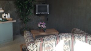 Game room - Midway Motel and Cottages (Eastham)