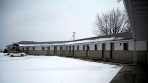 Property grounds - U.S. 20 Lodging (Earlville)