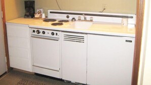 Coffee/tea maker, fridge, microwave - U.S. 20 Lodging (Earlville)