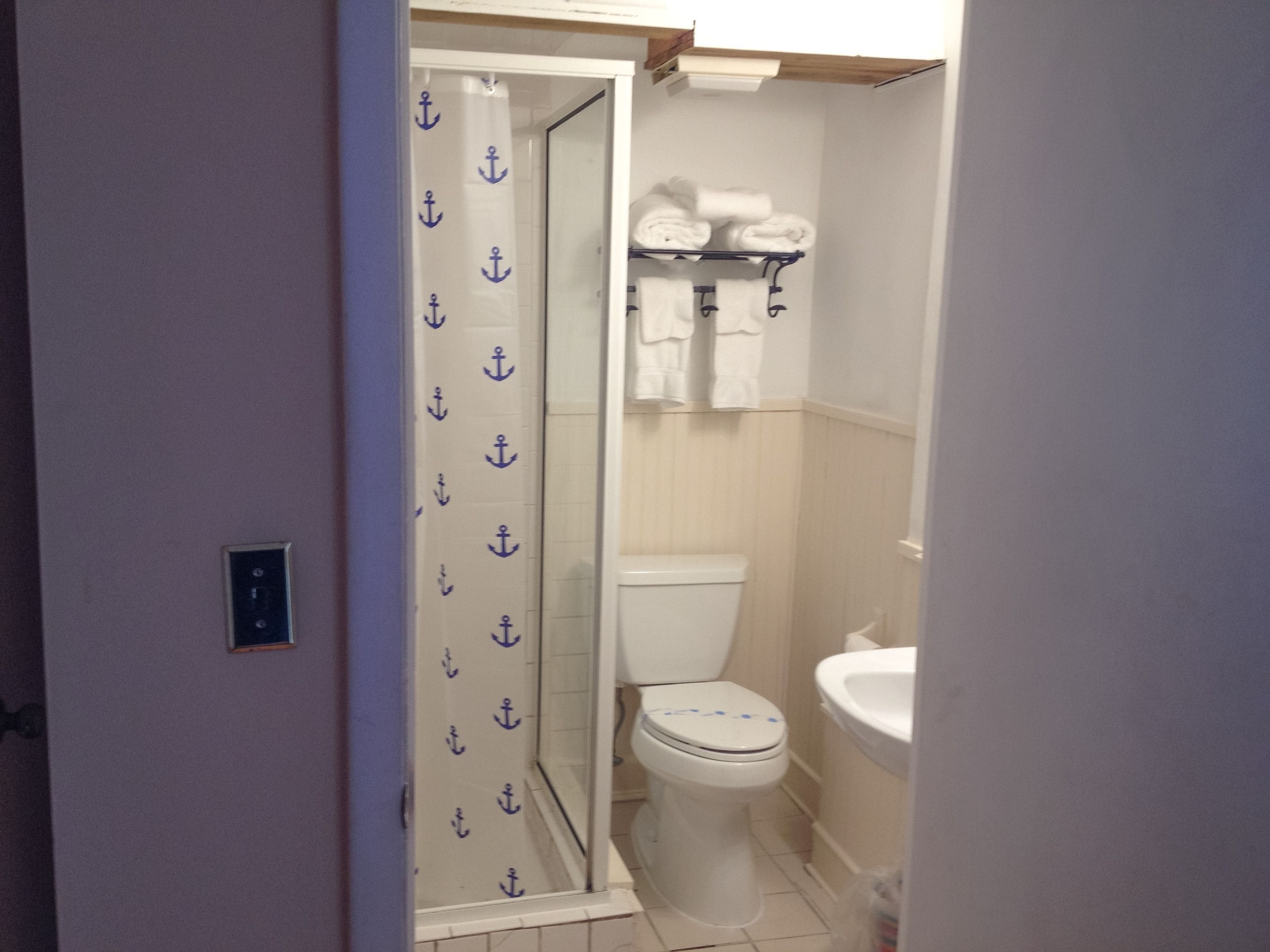 Amenidades de baño gratuitas, secadora de cabello, toallas 
