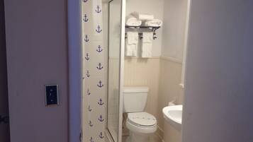 Amenidades de baño gratuitas, secadora de cabello, toallas