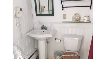 Room, 2 Katil Ratu (Queen), Garden View | Bilik Mandi | Kelengkapan dandanan diri percuma, pengering rambut, tuala disediakan