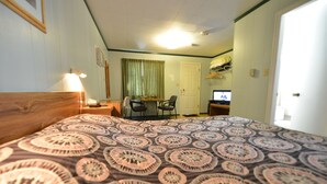 Chambre classique, 1 grand lit | Bureau, accès au Wi-Fi (inclus)