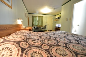 Classic Room, 1 Queen Bed | Desk, free WiFi - Totem Motel (Lytton)