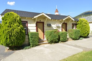 Room, 2 Queen Beds | Desk, free WiFi - Totem Motel (Lytton)