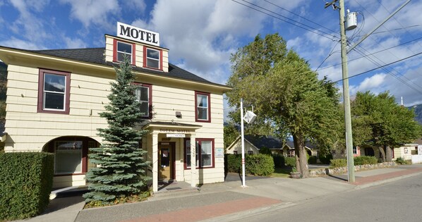 Exterior - Totem Motel (Lytton)