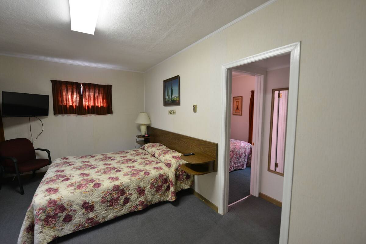 Room, 2 Queen Beds | Desk, WiFi (free)