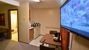 Chambre simple Deluxe | Aire de séjour | Téléviseur à écran plat