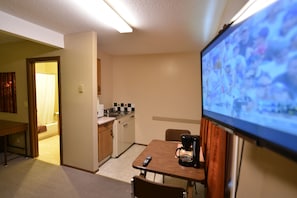 Deluxe Single Room | Living area | Flat-screen TV - Totem Motel (Lytton)