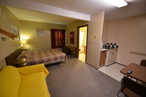 Deluxe Single Room | Living area | Flat-screen TV - Totem Motel (Lytton)
