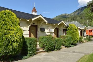 Exterior - Totem Motel (Lytton)