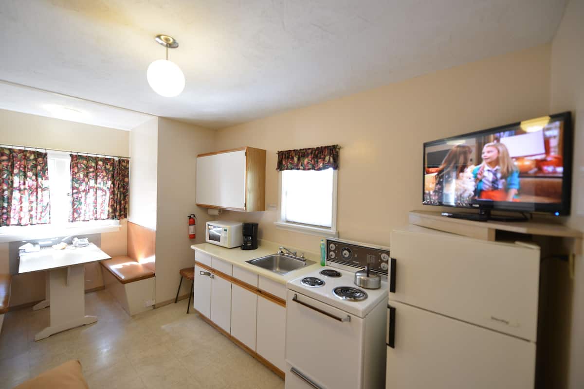 Family Suite, Refrigerator & Microwave, Mountain View | Private kitchen