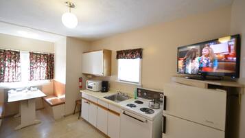 Suite familiar, refrigerador y microondas, vista a la montaña | Cocina privada