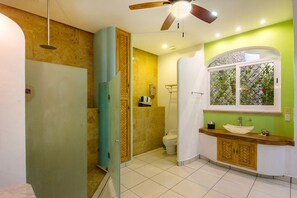 Deluxe One-Bedroom Apartment | Kamar mandi | Perlengkapan mandi gratis dan handuk