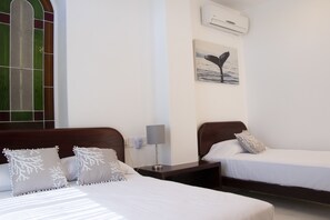 Habitación básica, varias camas | Ropa de cama de alta calidad y tabla de planchar con plancha