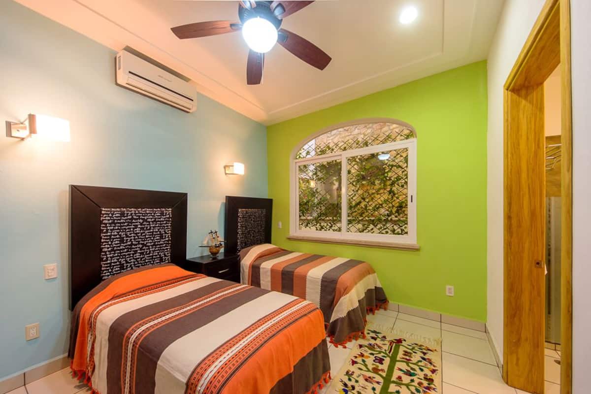 Ropa de cama de alta calidad y tabla de planchar con plancha